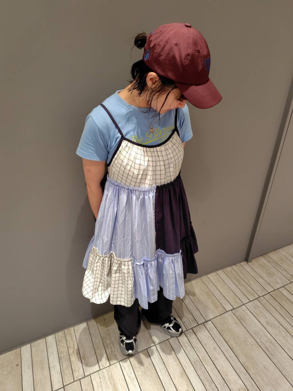 ブルー系のワンピース、ブルー系のその他パンツを着用したレディースの夏コーディネートの3枚目の写真