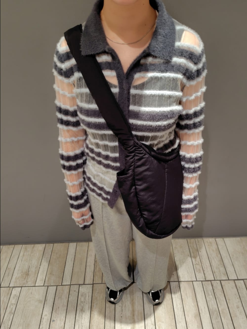 ブラック系のショルダーバッグ、グレー系のニット/セーター、グレー系のその他パンツを着用したレディースの夏コーディネートの4枚目の写真