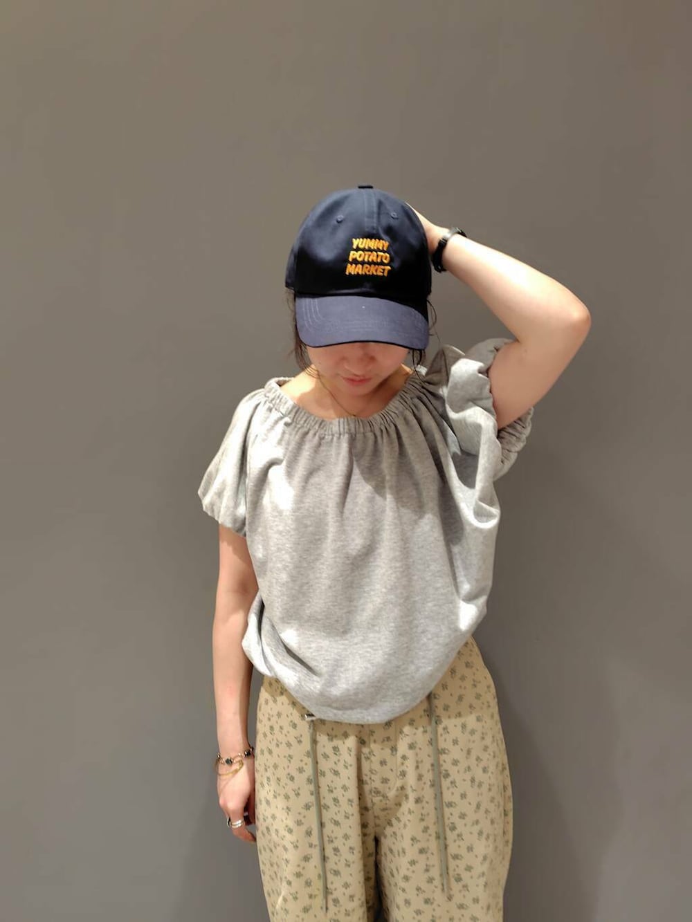 ベージュ系のその他パンツ、グレー系のスウェットを着用したレディースの夏コーディネートの4枚目の写真