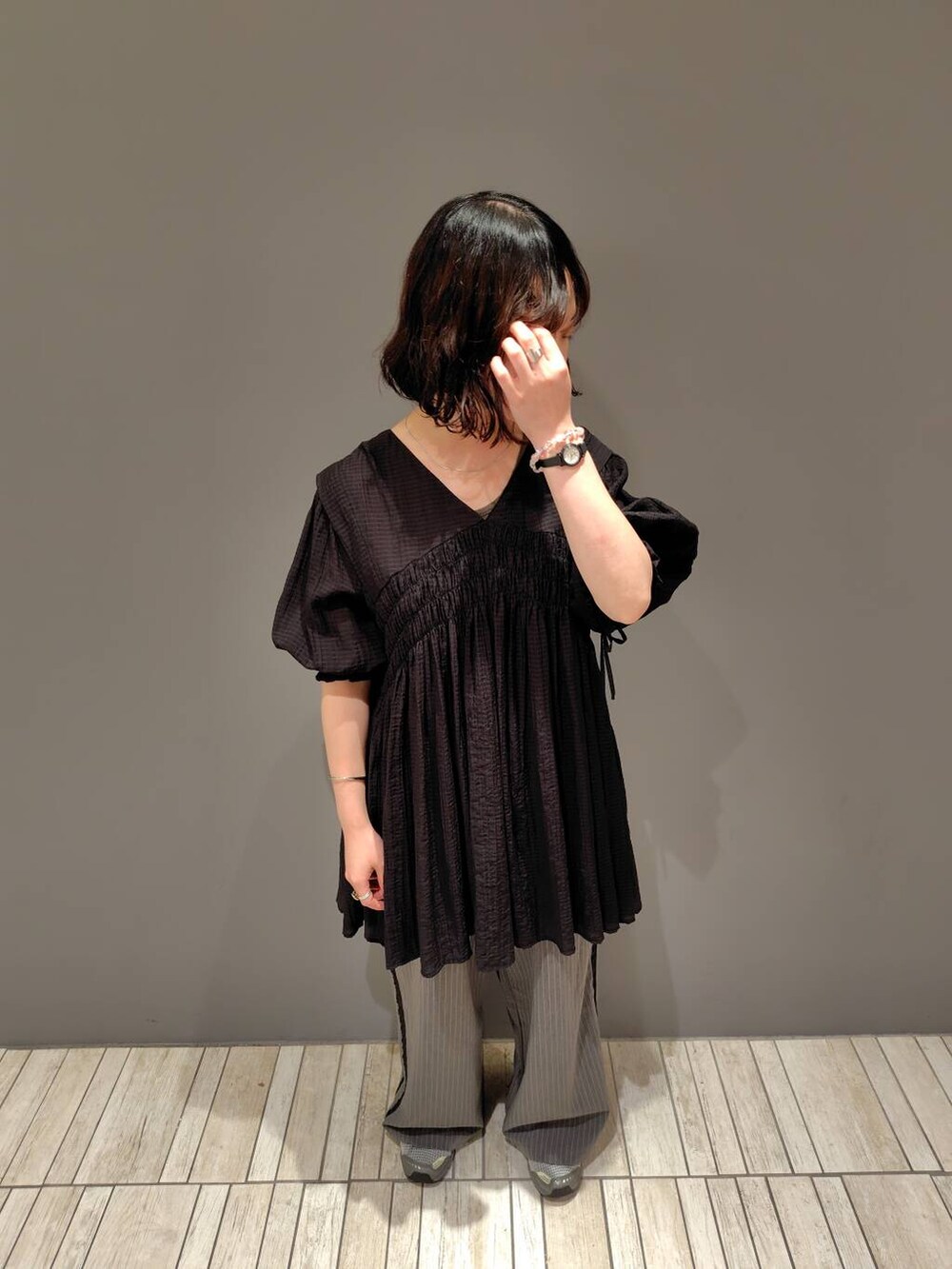 ブラック系のワンピース、グレー系のその他パンツを着用したレディースの夏コーディネートの4枚目の写真