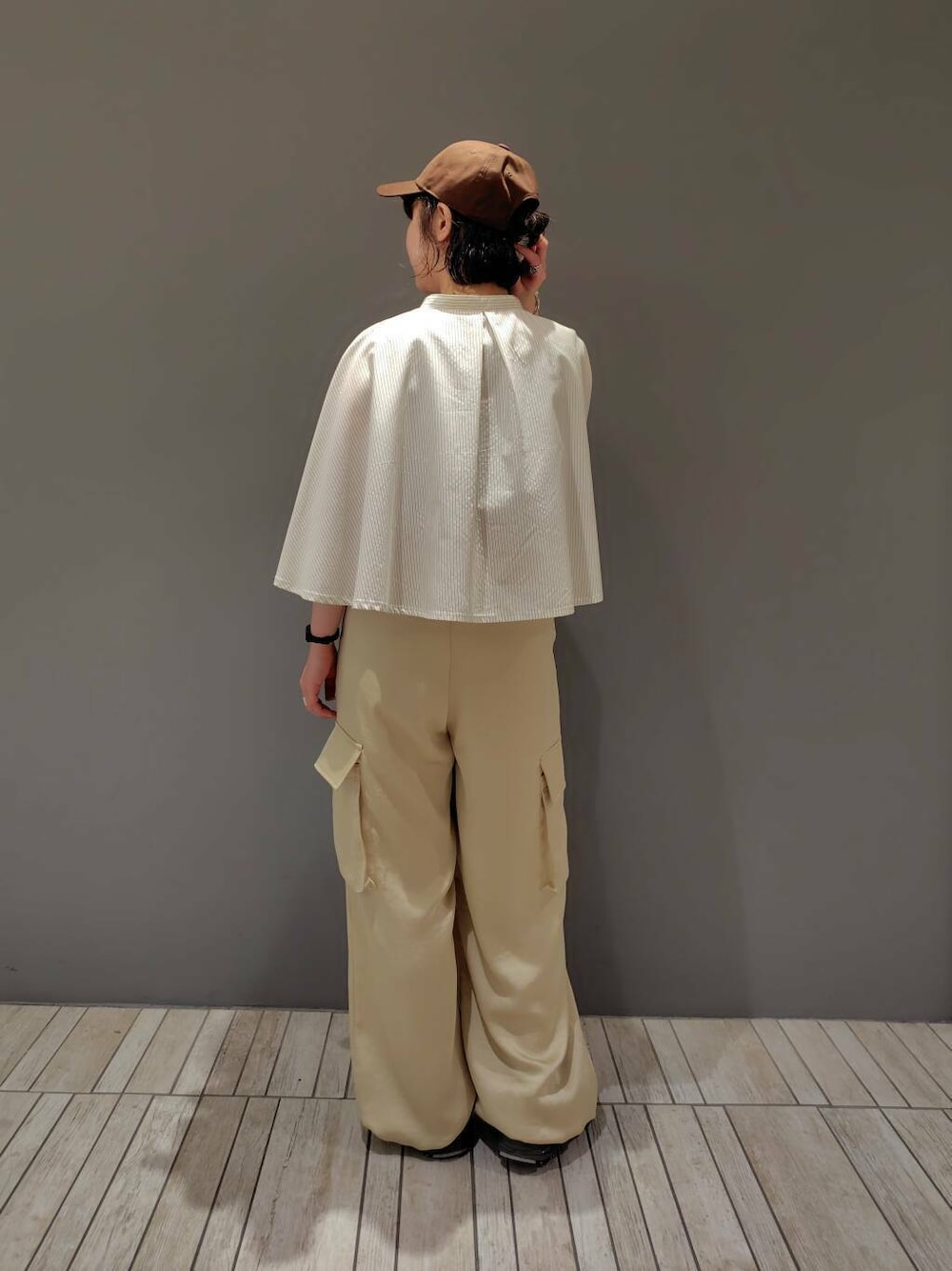 ベージュ系のその他パンツ、ホワイト系のシャツ/ブラウスを着用したレディースの夏コーディネートの3枚目の写真