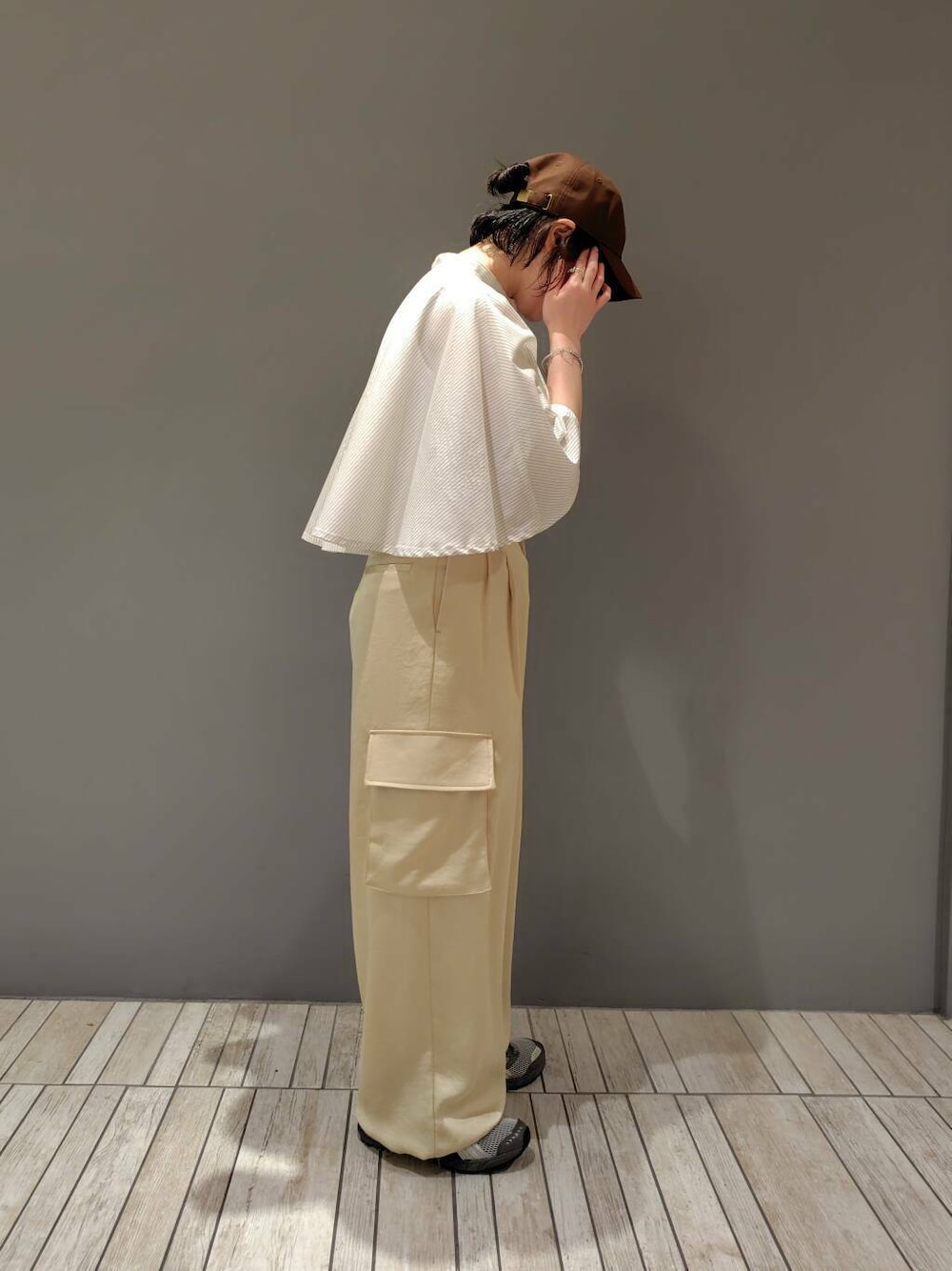 ベージュ系のその他パンツ、ホワイト系のシャツ/ブラウスを着用したレディースの夏コーディネートの2枚目の写真