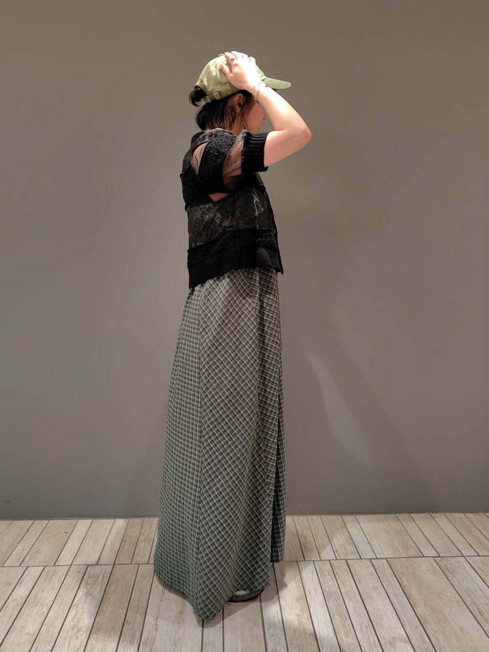 グリーン系のワンピース、ブラック系のシャツ/ブラウスを着用したレディースの夏コーディネートの2枚目の写真