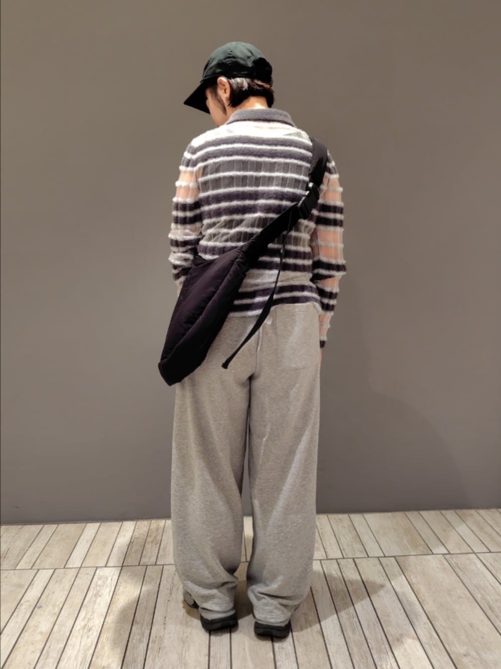 ブラック系のショルダーバッグ、グレー系のニット/セーター、グレー系のその他パンツを着用したレディースの夏コーディネートの3枚目の写真