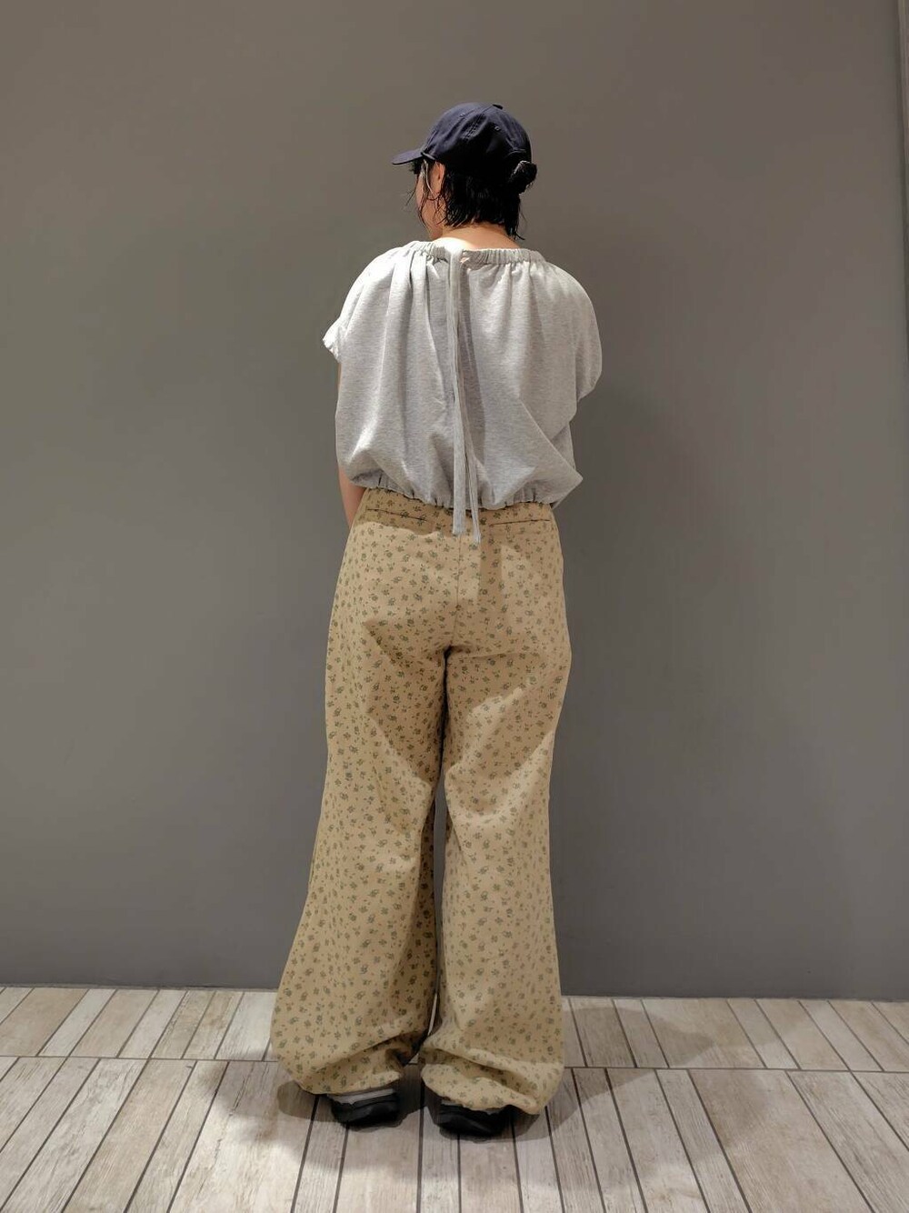 ベージュ系のその他パンツ、グレー系のスウェットを着用したレディースの夏コーディネートの3枚目の写真