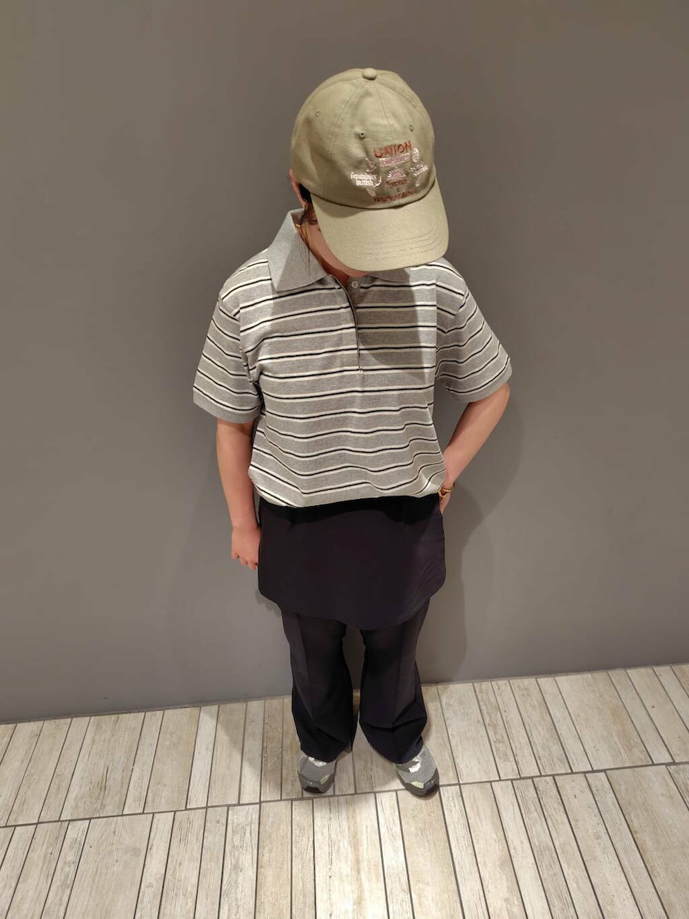 グレー系のその他パンツ、グレー系のTシャツ/カットソー、グリーン系のキャップを着用したレディースの夏コーディネートの4枚目の写真