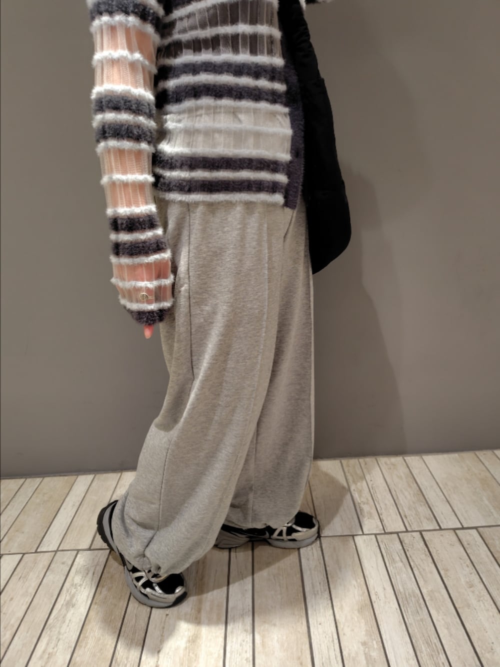 ブラック系のショルダーバッグ、グレー系のニット/セーター、グレー系のその他パンツを着用したレディースの夏コーディネートの5枚目の写真