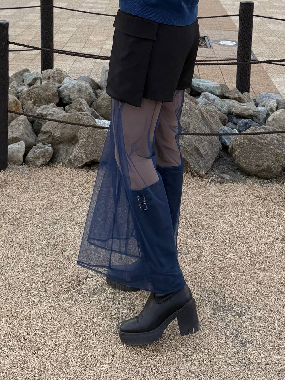 ブラック系のTシャツ/カットソー、ブラック系のブーツ、ホワイト系のネックレスを着用したレディースの冬コーディネートの2枚目の写真