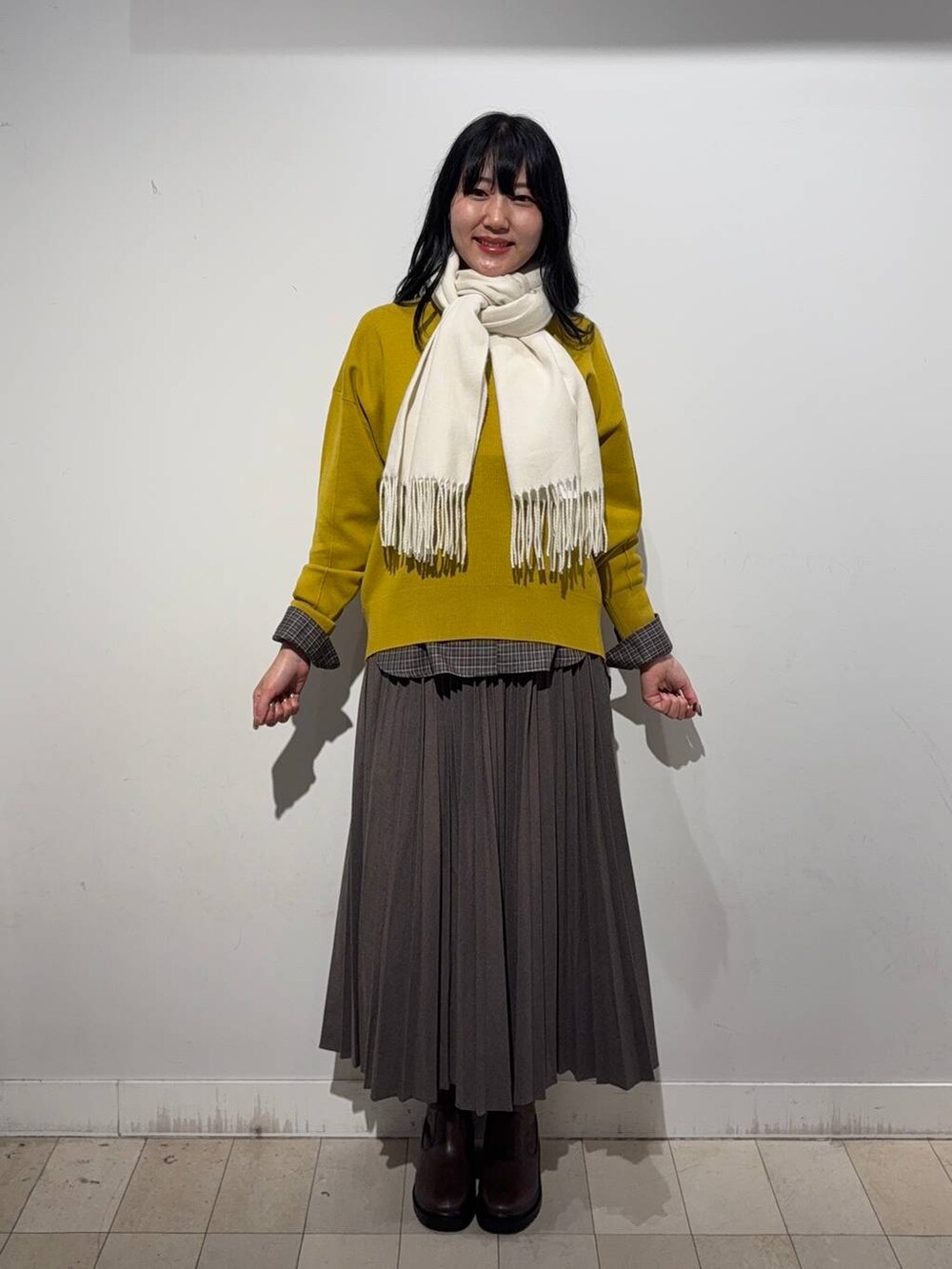 ベージュ系のボストンバッグ、イエロー系のスウェット、ブラウン系のシャツ/ブラウスを着用したレディースの秋コーディネートの4枚目の写真