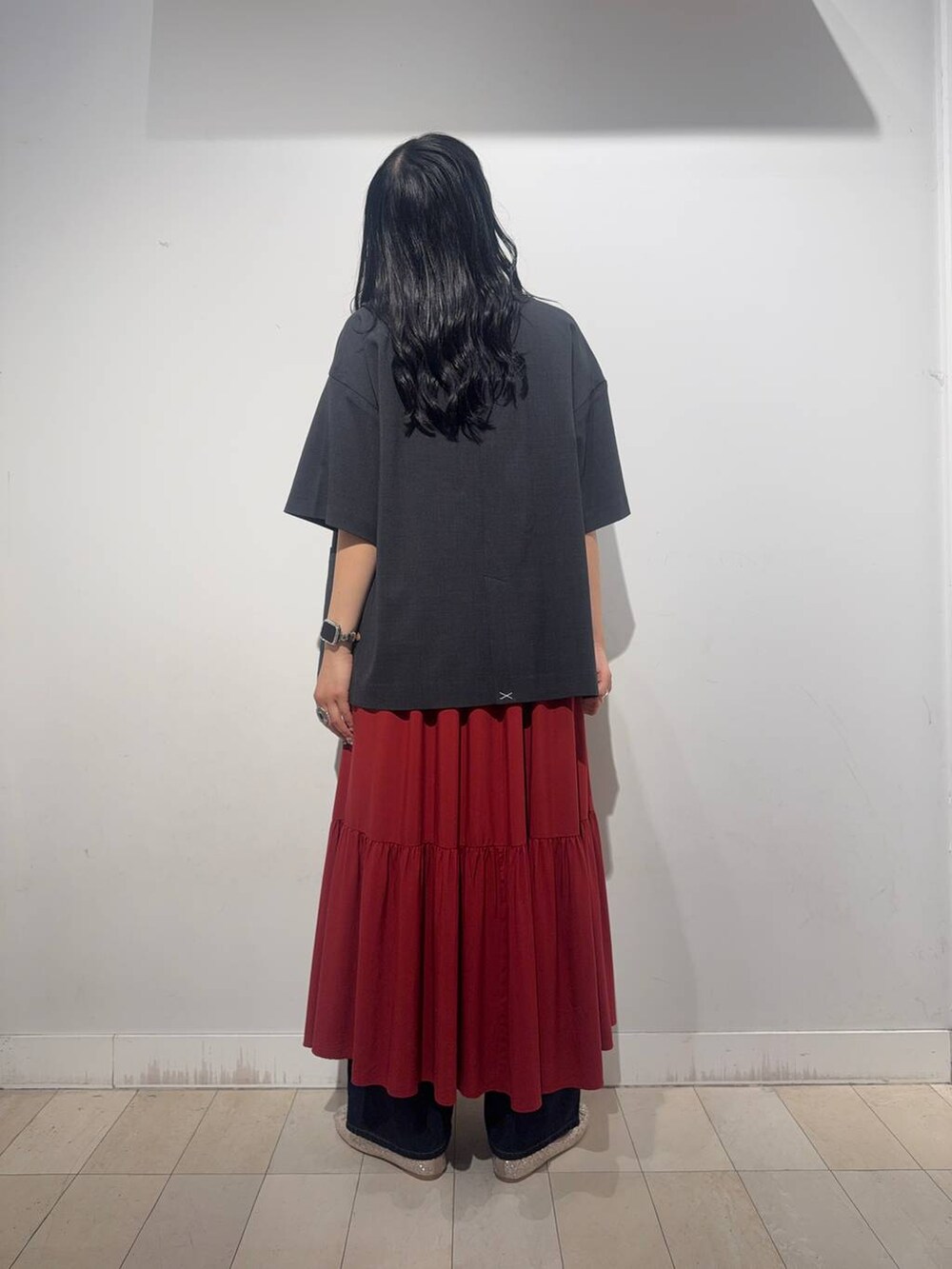 ゴールド系のバレエシューズ、ブラック系のテーラードジャケット、ブラック系のデニムパンツを着用したレディースの秋コーディネートの3枚目の写真