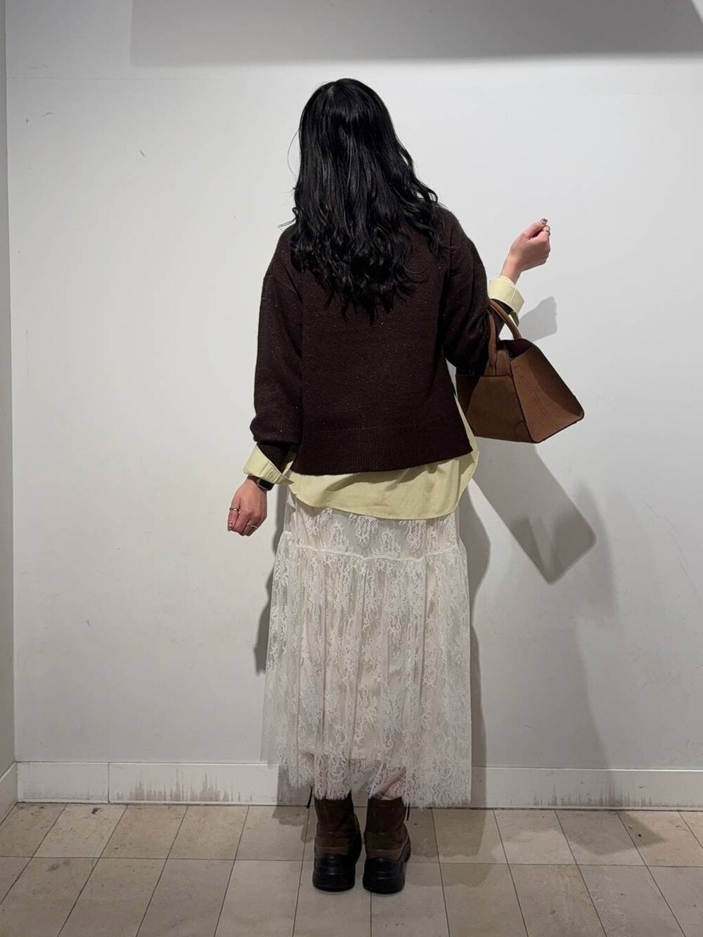 イエロー系のシャツ/ブラウス、ブラウン系のニット/セーター、ベージュ系のショルダーバッグを着用したレディースの冬コーディネートの2枚目の写真