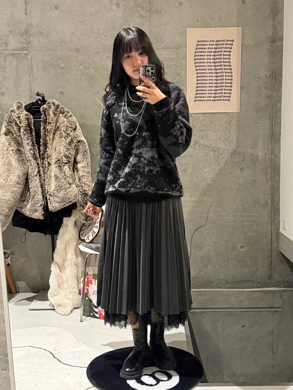 その他のショルダーバッグ、ブラウン系のワンピース、ブラック系のブーツを着用したレディースの冬コーディネートの4枚目の写真