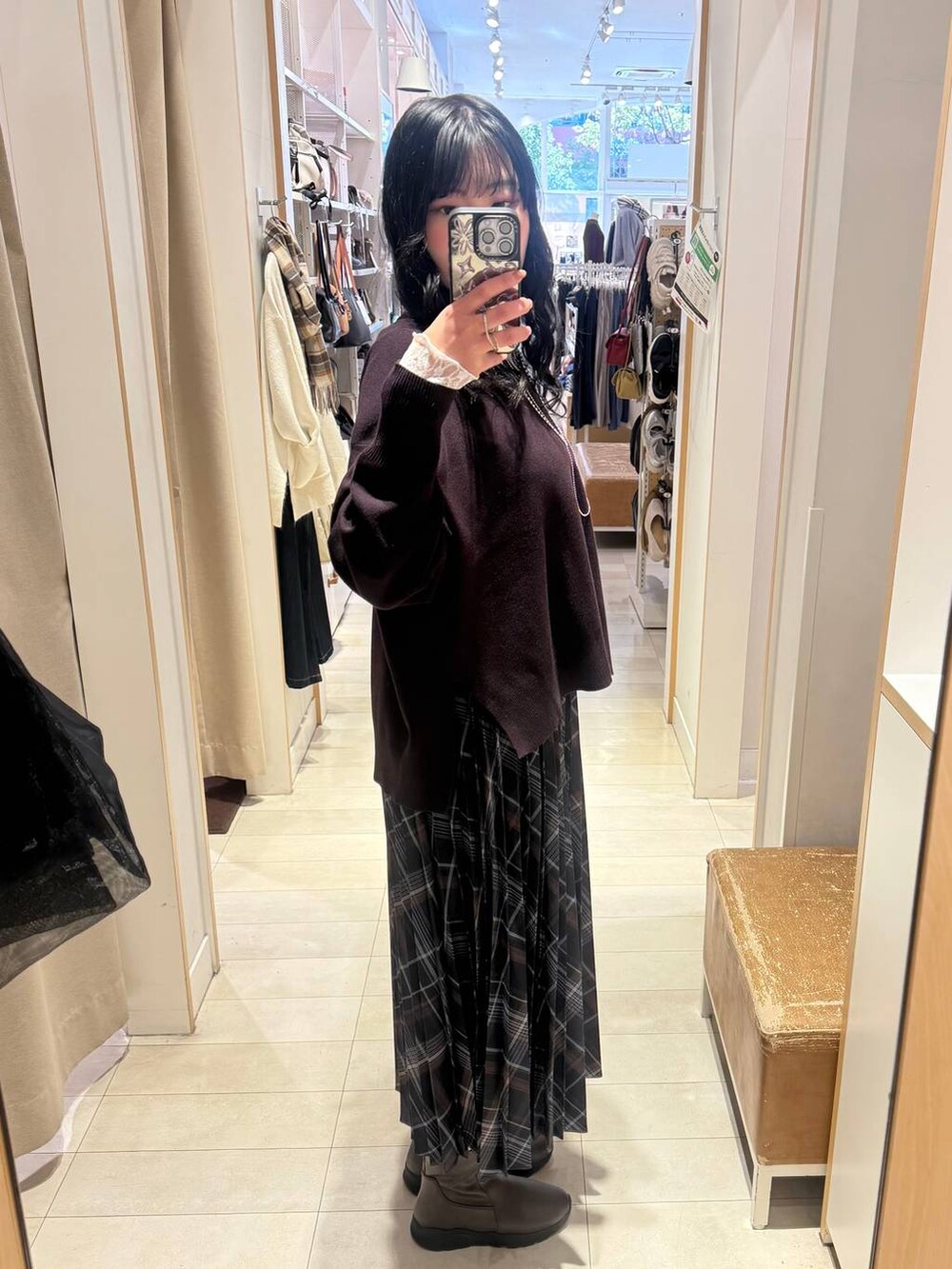 ベージュ系のダウンジャケット/コート、ホワイト系のブルゾン、ブラウン系のブーツを着用したレディースの秋コーディネートの4枚目の写真