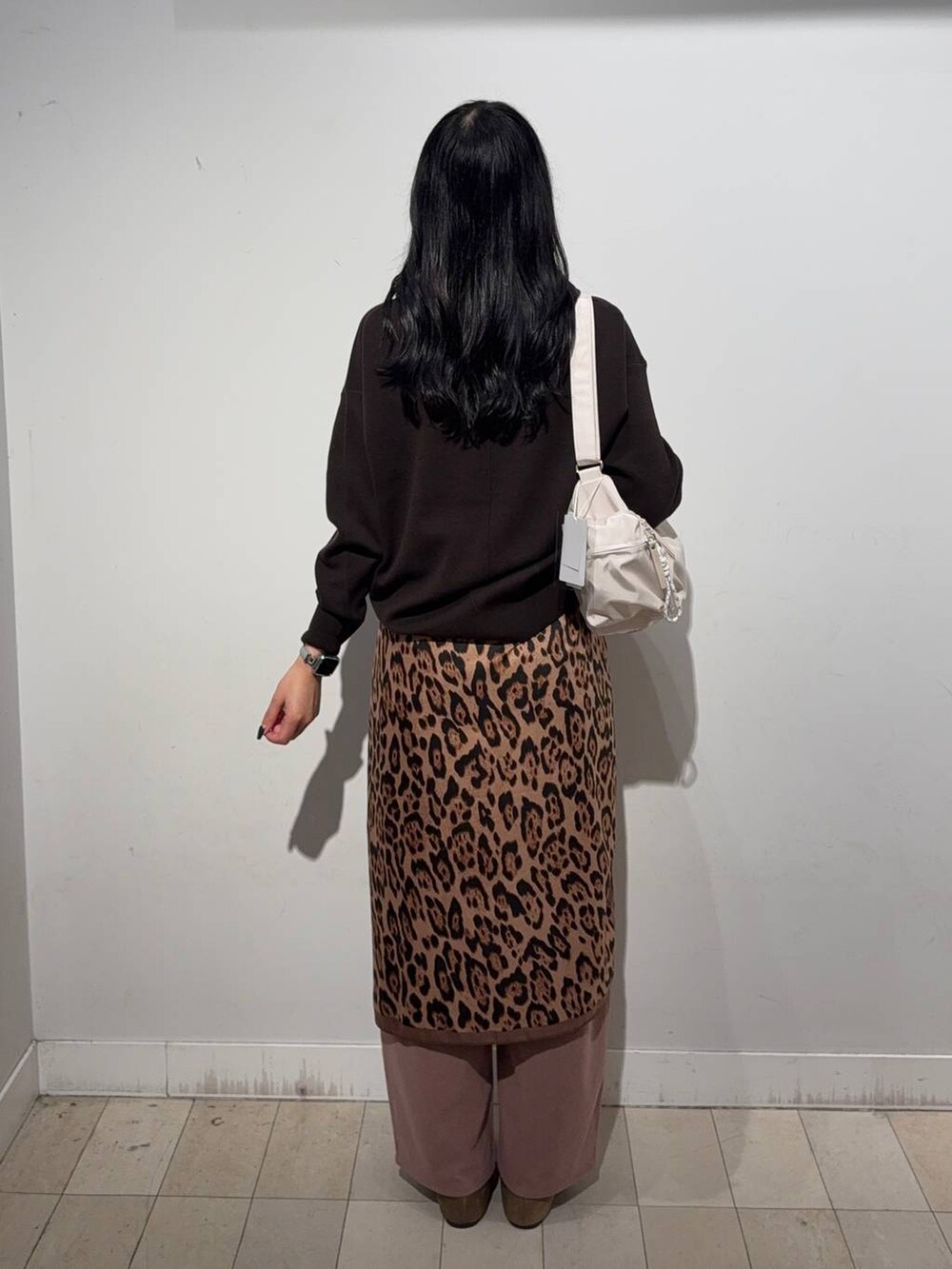 グレー系のチェスターコート、ピンク系のその他パンツ、ブラウン系のモカシン/デッキシューズを着用したレディースの秋コーディネートの4枚目の写真