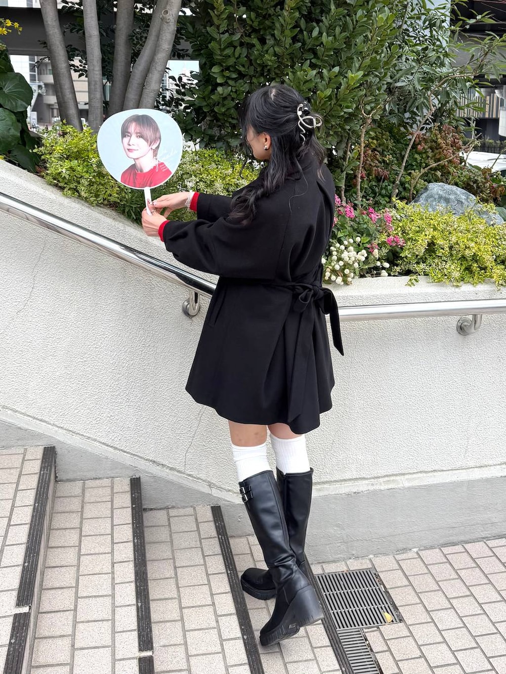 ブラック系のブーツ、ホワイト系のTシャツ/カットソー、ブラック系のTシャツ/カットソーを着用したレディースの冬コーディネートの2枚目の写真