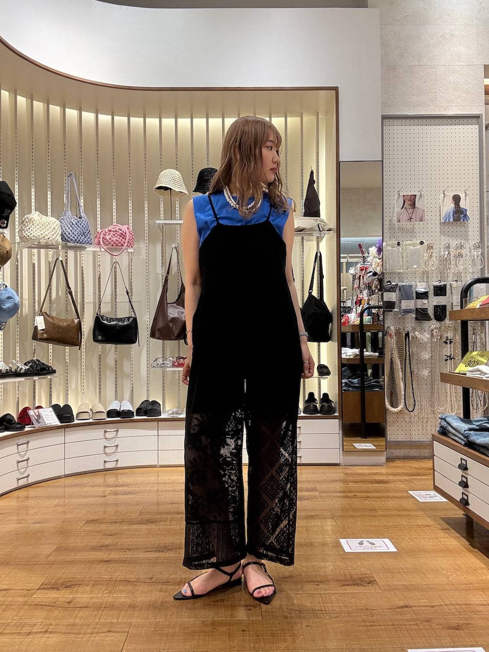 「骨格ストレート、高身長、カジュアル、カジュアルコーデ」｜「LOWRYS FARMのパールタレンネックレス　249411（ネックレス、ベージュ系）」を使った、soyosukeさん（レディース・170cm）の春コーディネートの2枚目の写真