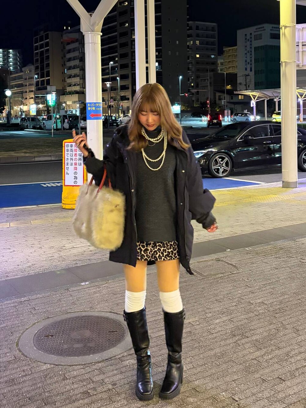 ブラック系のブーツ、ブラウン系のスカート、グレー系のニット/セーターを着用したレディースの冬コーディネートの3枚目の写真