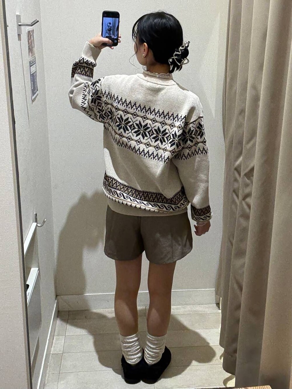 ベージュ系のニット/セーター、ホワイト系のTシャツ/カットソー、シルバー系のネックレスを着用したレディースの秋コーディネートの3枚目の写真