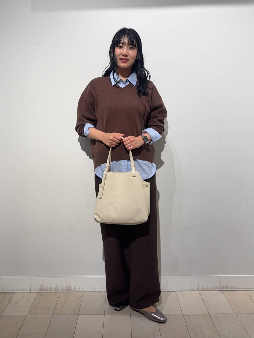 その他のパンプス、ブラウン系のその他パンツ、ブルー系のシャツ/ブラウスを着用したレディースの秋コーディネートの4枚目の写真