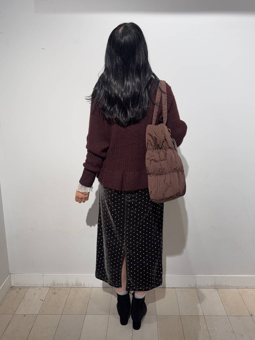 ホワイト系のTシャツ/カットソー、ブラウン系のスカート、その他のブーツを着用したレディースの秋コーディネートの3枚目の写真