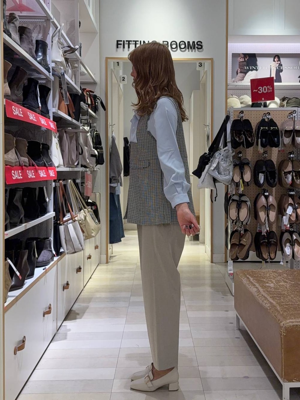 ベージュ系のローファー、ベージュ系のスラックス、ブルー系のシャツ/ブラウスを着用したレディースの冬コーディネートの2枚目の写真