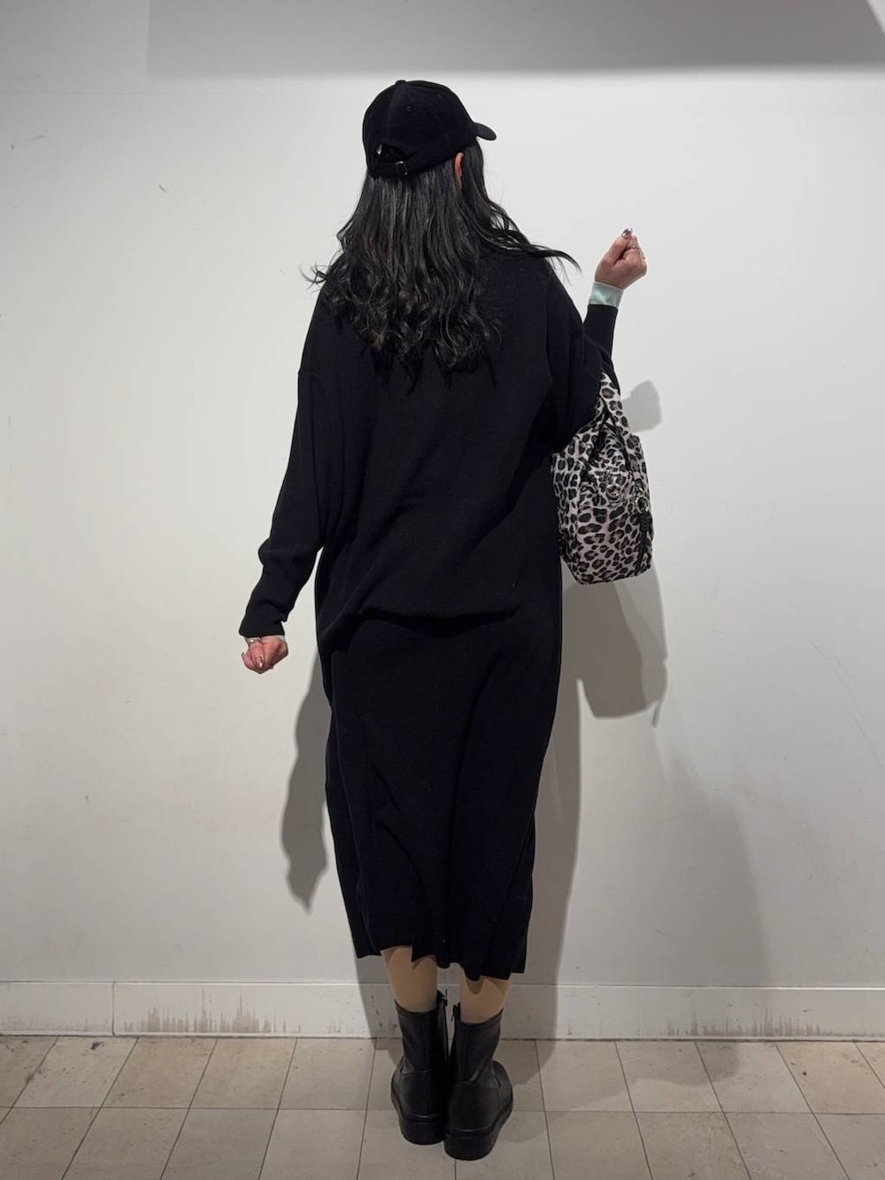 その他のトートバッグ、ブラック系のブーツ、グリーン系のニット/セーターを着用したレディースの冬コーディネートの4枚目の写真