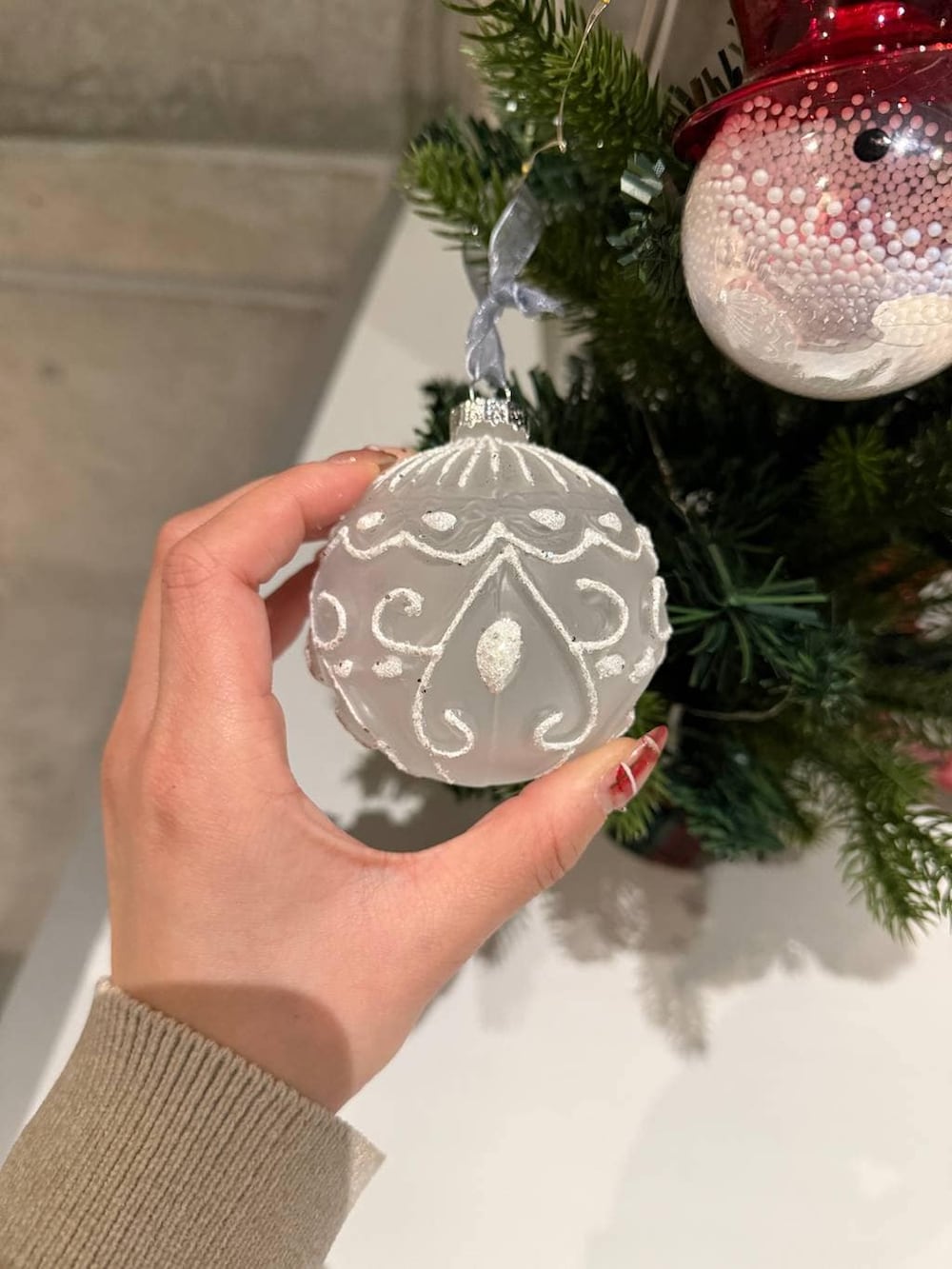 ホワイト系のインテリア雑貨、レッド系のインテリア雑貨、レッド系のインテリア雑貨を着用したレディースの冬コーディネートの3枚目の写真