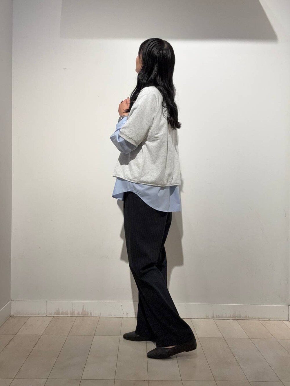 ブラック系のパンプス、ブラック系のショルダーバッグ、グレー系のTシャツ/カットソーを着用したレディースの秋コーディネートの2枚目の写真