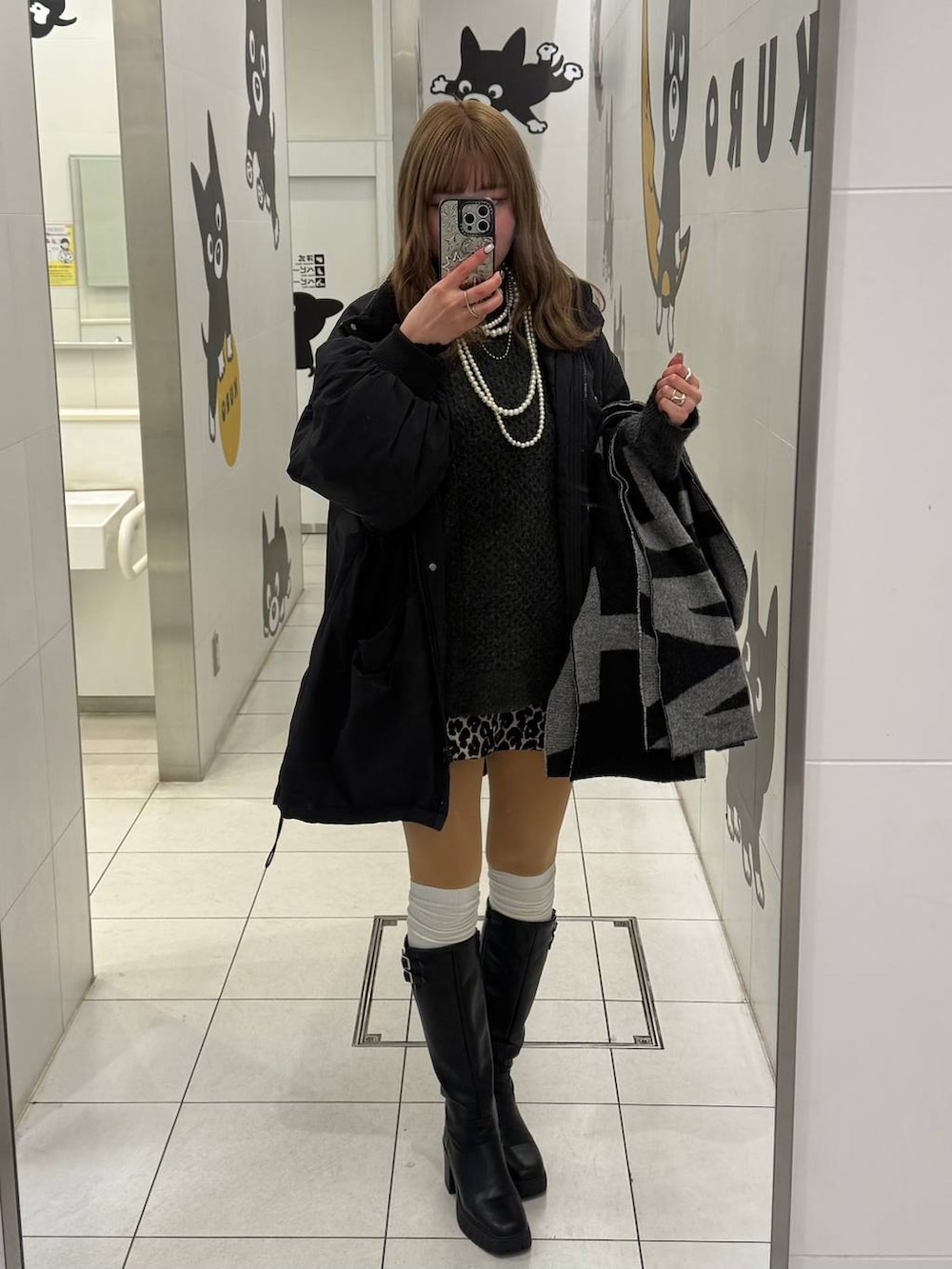 ブラック系のブーツ、ブラウン系のスカート、グレー系のニット/セーターを着用したレディースの冬コーディネートの4枚目の写真