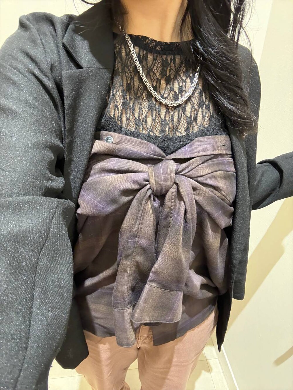 ブラウン系のデニムパンツ、ブラウン系のシャツ/ブラウス、ブラック系のテーラードジャケットを着用したレディースの秋コーディネートの2枚目の写真