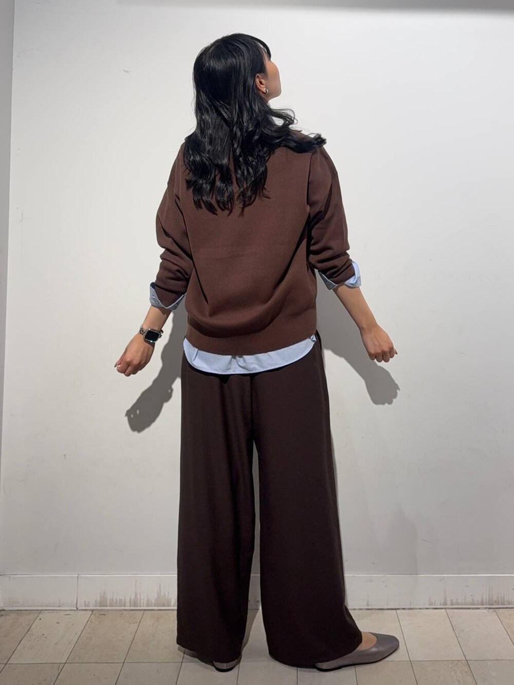 その他のパンプス、ブラウン系のその他パンツ、ブルー系のシャツ/ブラウスを着用したレディースの秋コーディネートの3枚目の写真