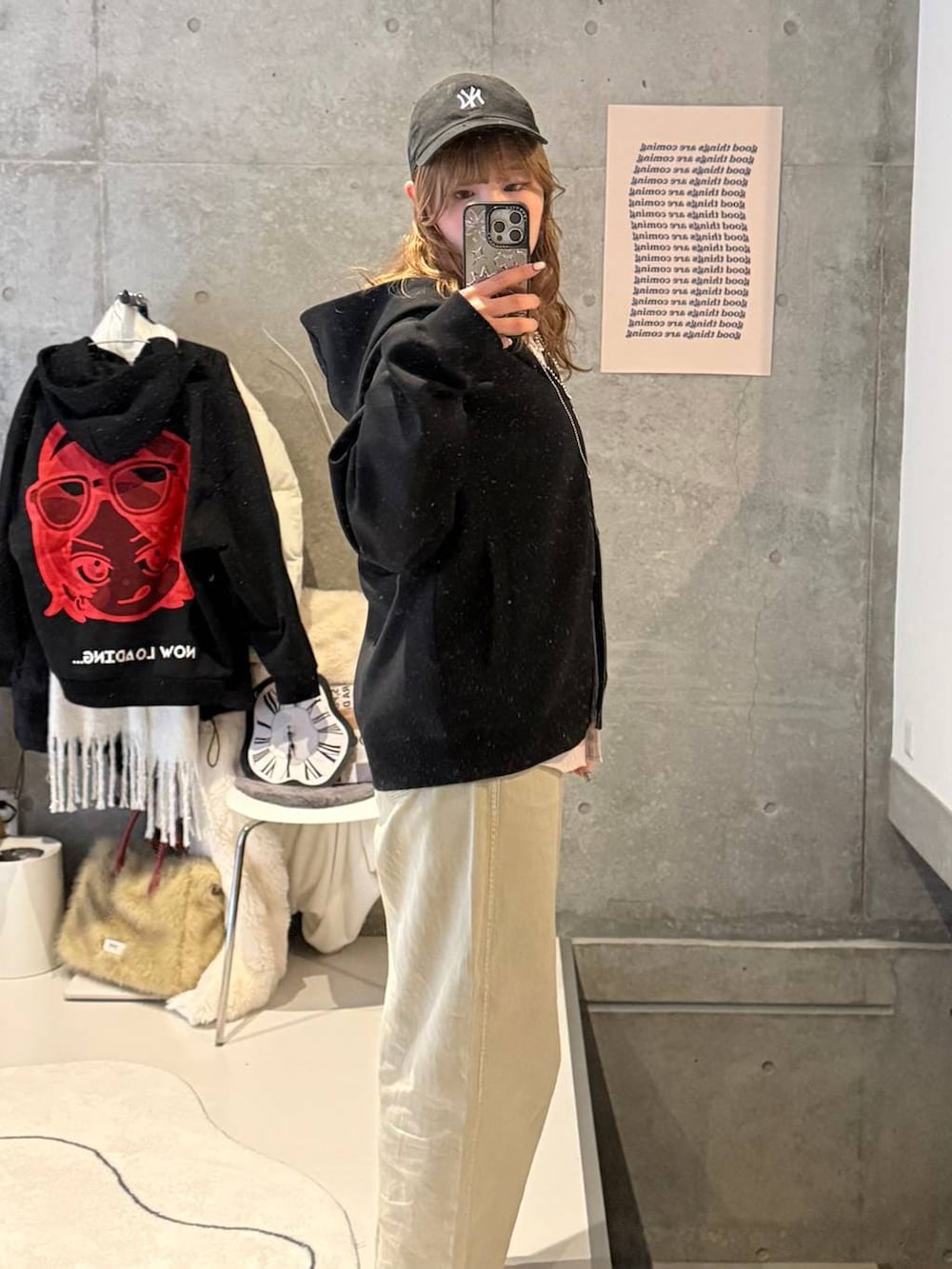 ベージュ系のデニムパンツ、ピンク系のシャツ/ブラウス、ブラック系のTシャツ/カットソーを着用したレディースの冬コーディネートの2枚目の写真