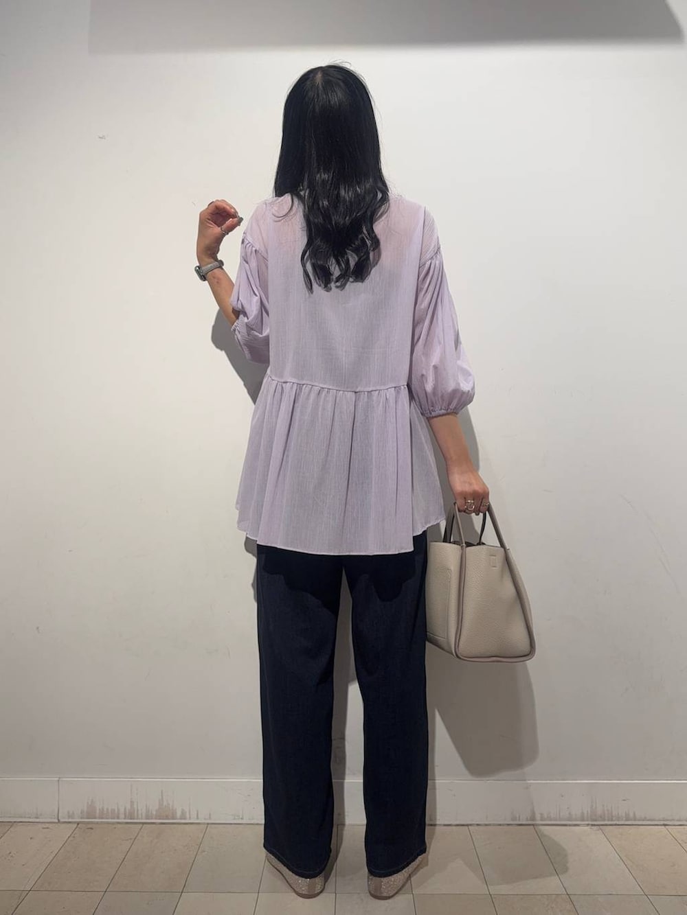 ゴールド系のバレエシューズ、パープル系のシャツ/ブラウス、ブルー系のデニムパンツを着用したレディースの秋コーディネートの3枚目の写真