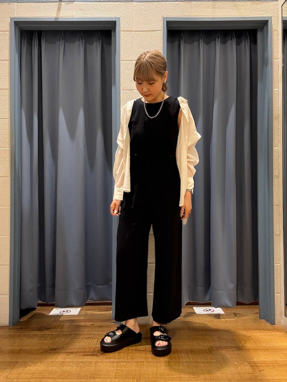 「骨格ストレート、高身長、カジュアル、カジュアルコーデ」|「LOWRYS FARMのステンレスデザインネックレス 136325(ネックレス、シルバー系)」を使った、soyosukeさん(レディース・170cm)の春コーディネートの3枚目の写真