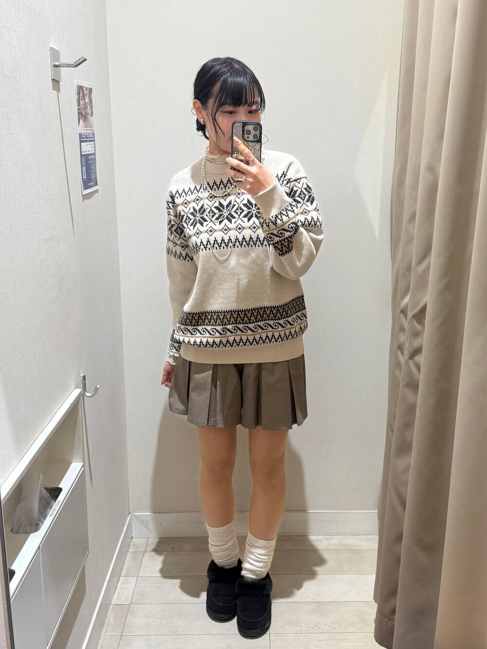 ベージュ系のニット/セーター、ホワイト系のTシャツ/カットソー、シルバー系のネックレスを着用したレディースの秋コーディネートの4枚目の写真