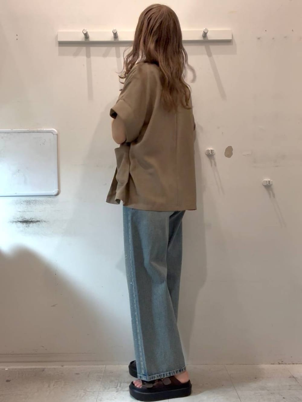 「骨格ストレート、高身長、カジュアル、カジュアルコーデ」|「LOWRYS FARMのビジューワイドストレートP 136104(デニムパンツ、ブルー系)」を使った、soyosukeさん(レディース・170cm)の春コーディネートの3枚目の写真