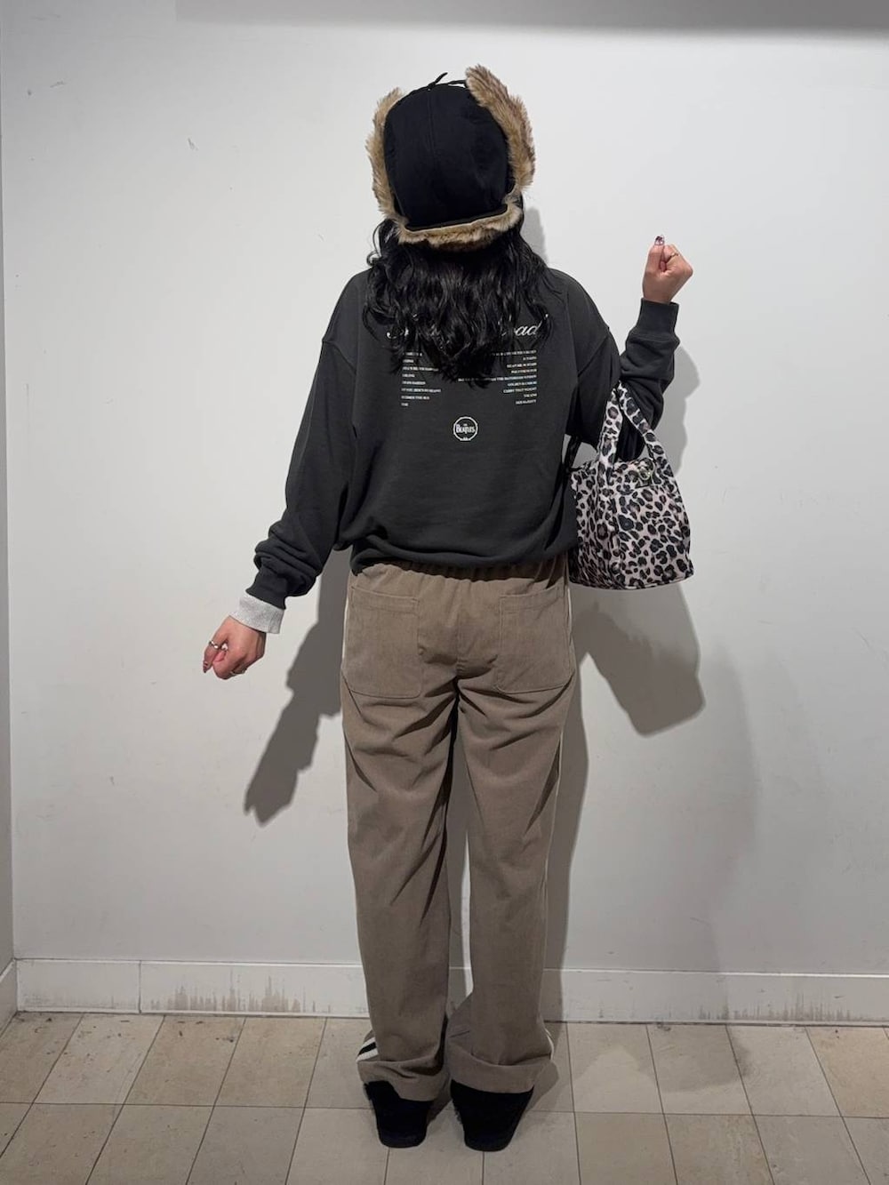 その他のトートバッグ、ベージュ系のダウンジャケット/コート、ベージュ系のその他パンツを着用したレディースの秋コーディネートの4枚目の写真