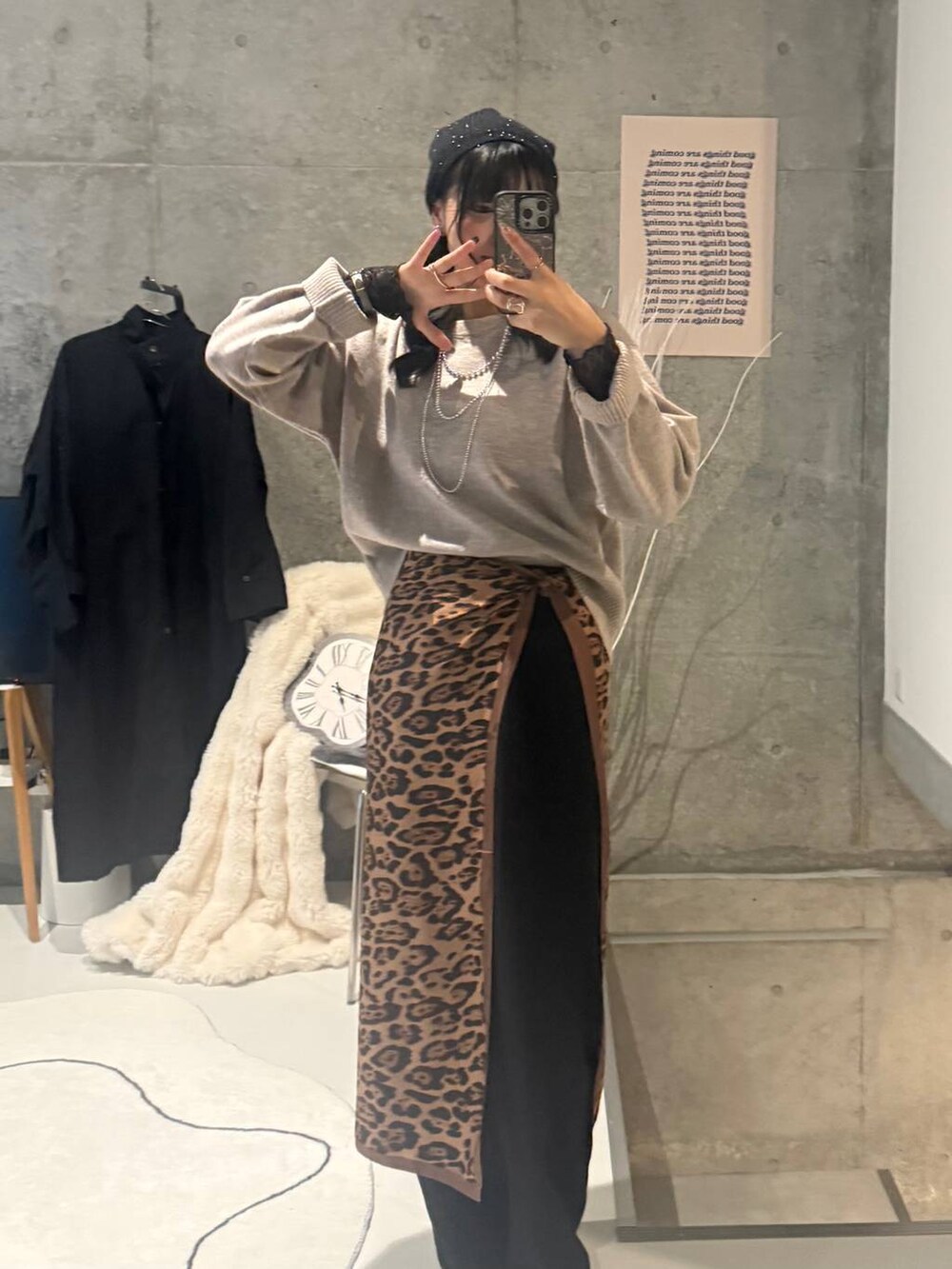 ブラック系のスラックス、ブラック系のTシャツ/カットソー、イエロー系のワンピースを着用したレディースの秋コーディネートの2枚目の写真