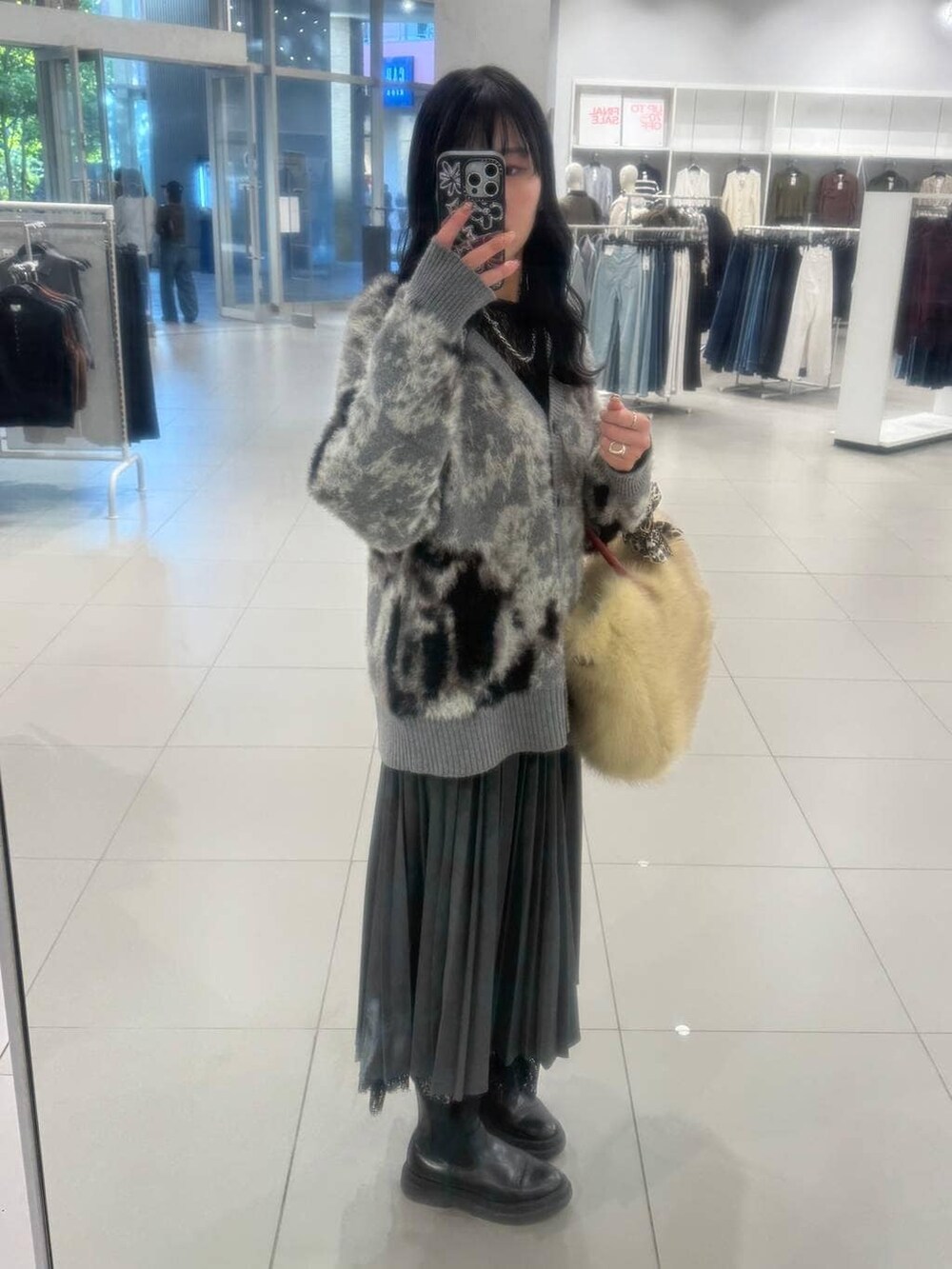 ブラック系のTシャツ/カットソー、グレー系のワンピース、グレー系のワンピースを着用したレディースの秋コーディネートの3枚目の写真