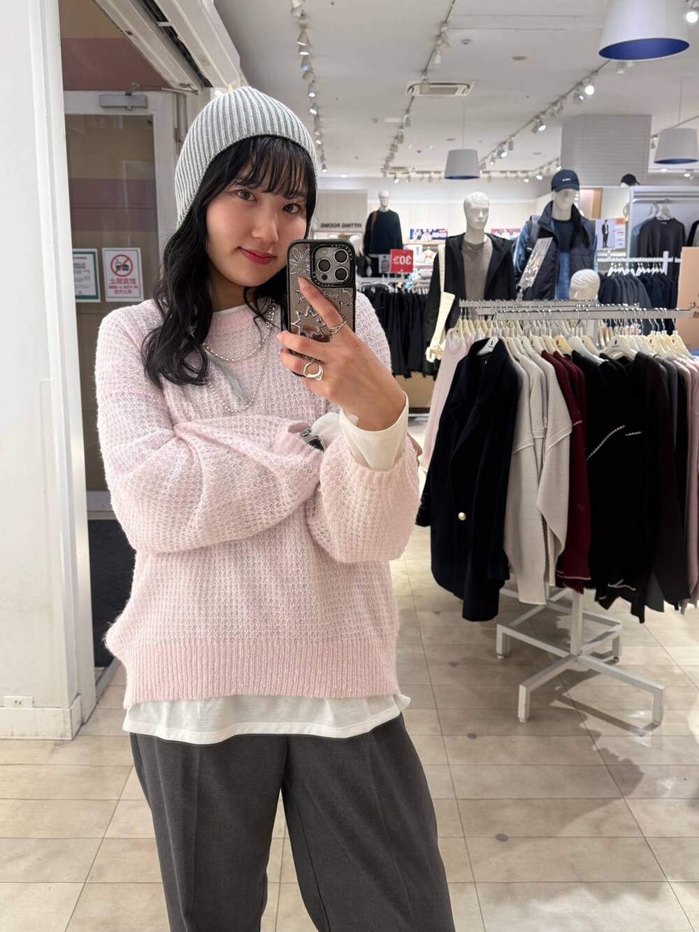 グレー系のチェスターコート、ピンク系のニット/セーター、グレー系のその他パンツを着用したレディースの秋コーディネートの4枚目の写真