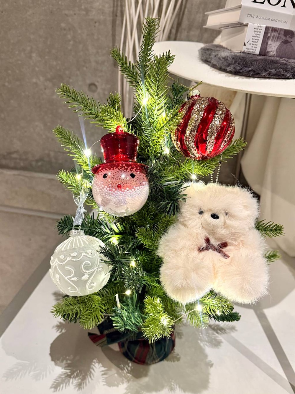 ホワイト系のインテリア雑貨、レッド系のインテリア雑貨、レッド系のインテリア雑貨を着用したレディースの冬コーディネートの2枚目の写真