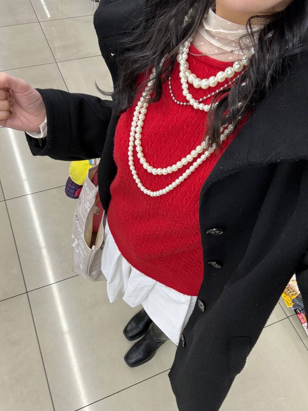 ブラック系のブーツ、ホワイト系のTシャツ/カットソー、ブラック系のTシャツ/カットソーを着用したレディースの冬コーディネートの3枚目の写真