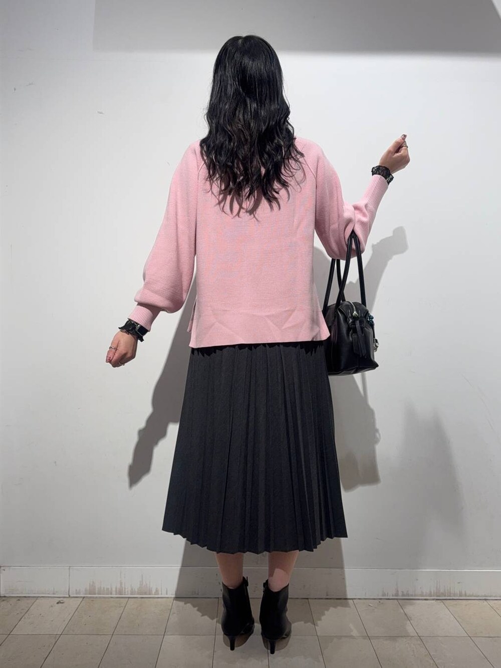 ブラック系のボストンバッグ、ブルー系のチェスターコート、ピンク系のニット/セーターを着用したレディースの冬コーディネートの5枚目の写真