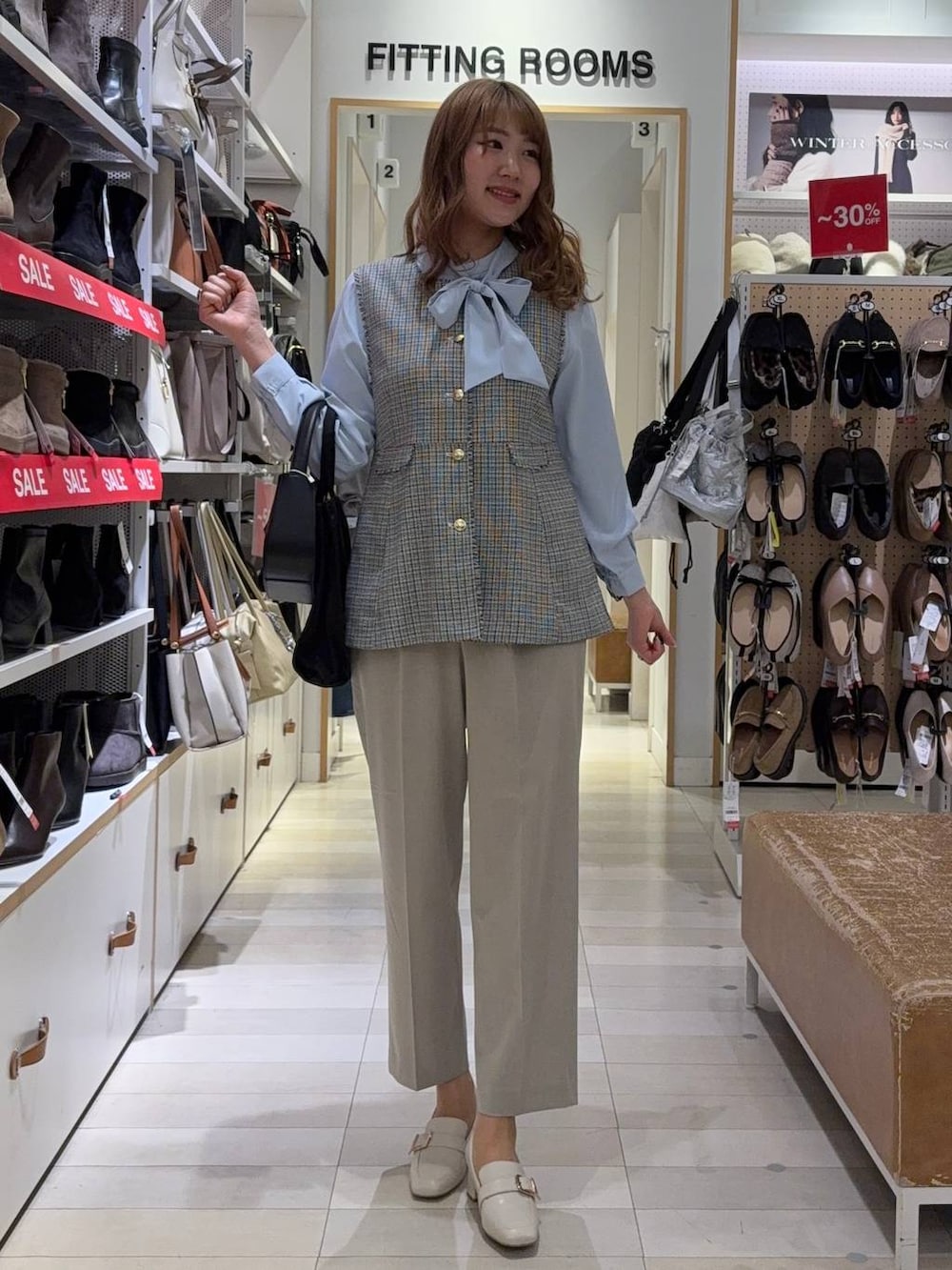 ベージュ系のローファー、ベージュ系のスラックス、ブルー系のシャツ/ブラウスを着用したレディースの冬コーディネートの4枚目の写真