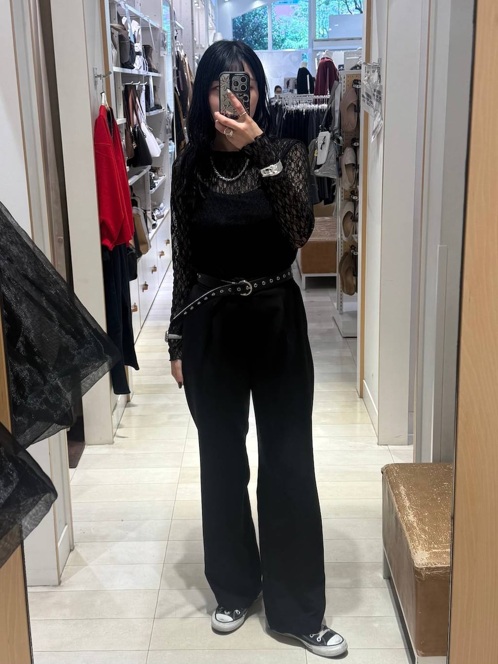 ブラック系のTシャツ/カットソー、ブラック系のスラックス、ブラック系のTシャツ/カットソーを着用したレディースの秋コーディネートの2枚目の写真
