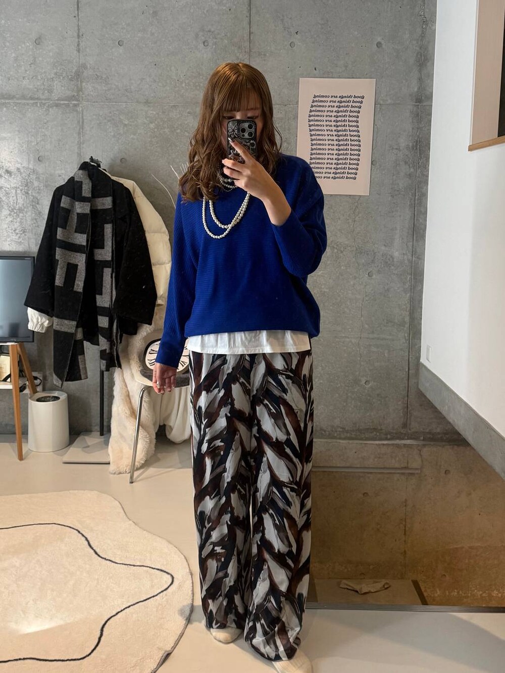 ホワイト系のブルゾン、イエロー系のブーツ、ホワイト系のTシャツ/カットソーを着用したレディースの冬コーディネートの4枚目の写真