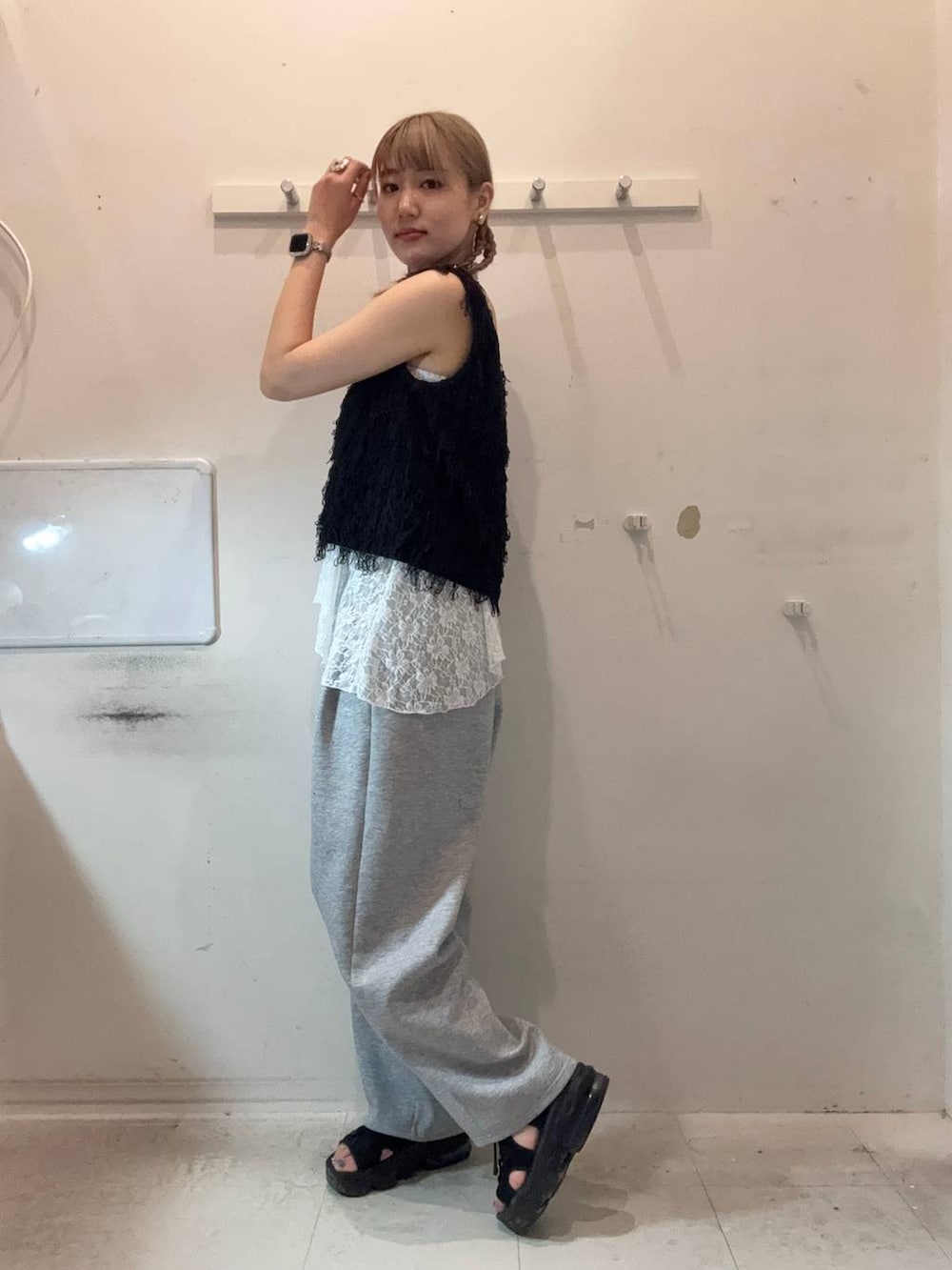 「骨格ストレート、高身長、カジュアル、カジュアルコーデ」｜「LOWRYS FARMのカットイージーカーブパンツ 292362（スウェットパンツ、その他）」を使った、soyosukeさん（レディース・170cm）の夏コーディネートの2枚目の写真