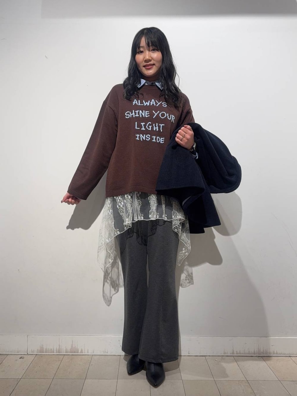 ブルー系のチェスターコート、ブルー系のシャツ/ブラウス、ホワイト系のその他トップスを着用したレディースの冬コーディネートの2枚目の写真