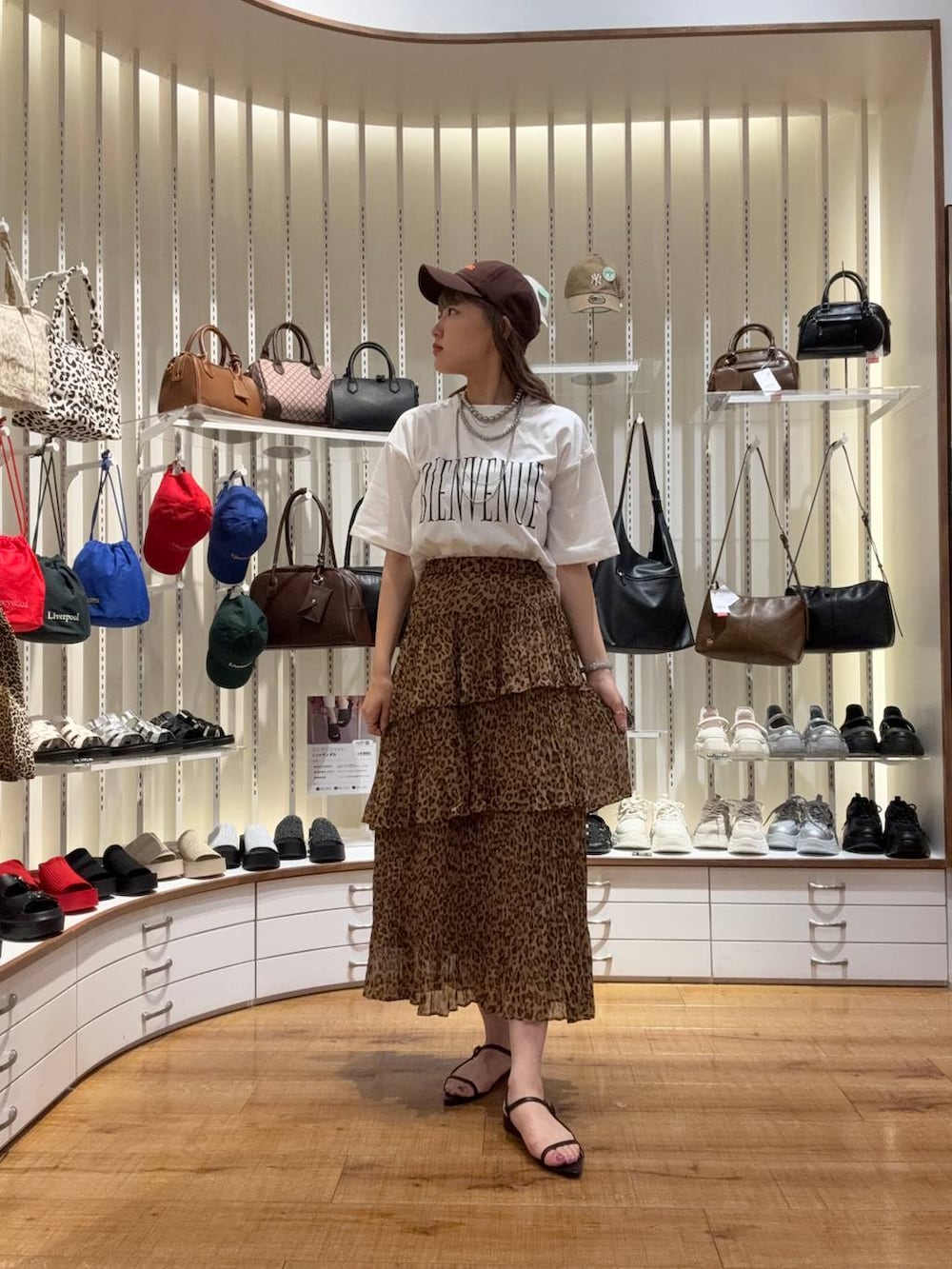 「骨格ストレート、高身長、カジュアル、カジュアルコーデ」｜「LOWRYS FARMのポインテッドナローサンダル  287486（サンダル、ブラック系）」を使った、soyosukeさん（レディース・170cm）の夏コーディネートの3枚目の写真