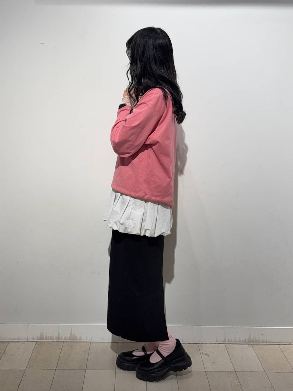 ブラック系のスニーカー、グレー系のノーカラーコート、グレー系のワンピースを着用したレディースの秋コーディネートの5枚目の写真